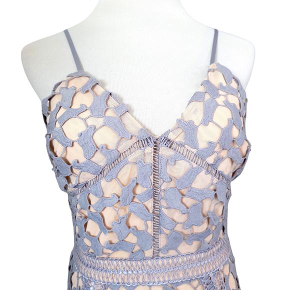 Elliatt Tingle Chemical Lace Sleeveless Midi Dress in Lilac Blue Nude Medium - Picture 5 of 15